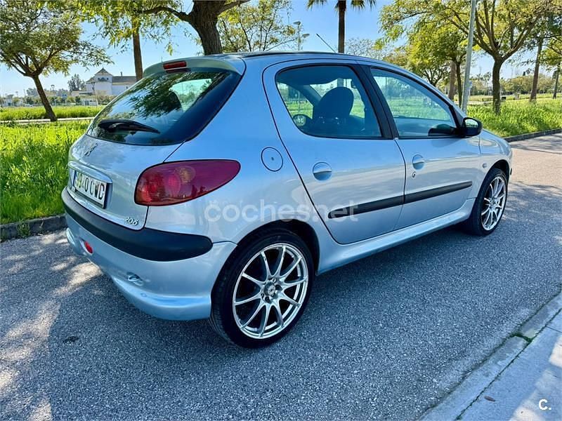 Usado Peugeot 206 70 CV (51 kW) 2004 Azul Berlina