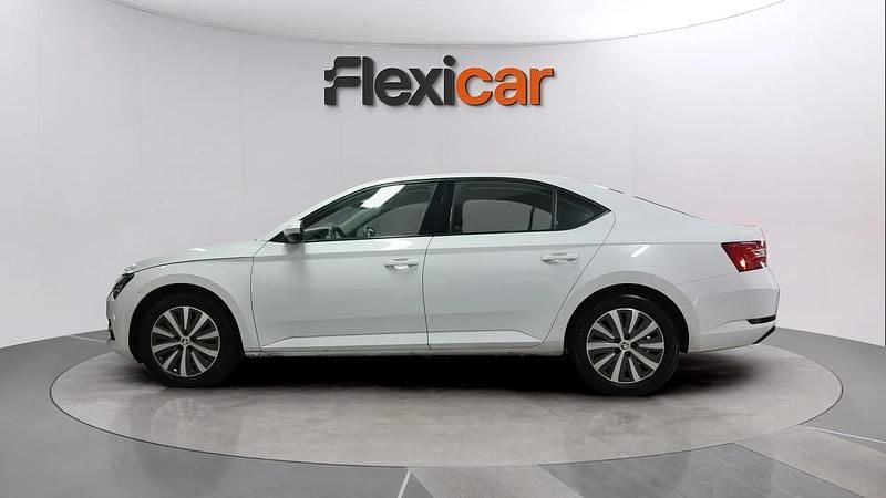 Usado Skoda Superb Style 151 CV (111 kW) 2022 Blanco Familiar