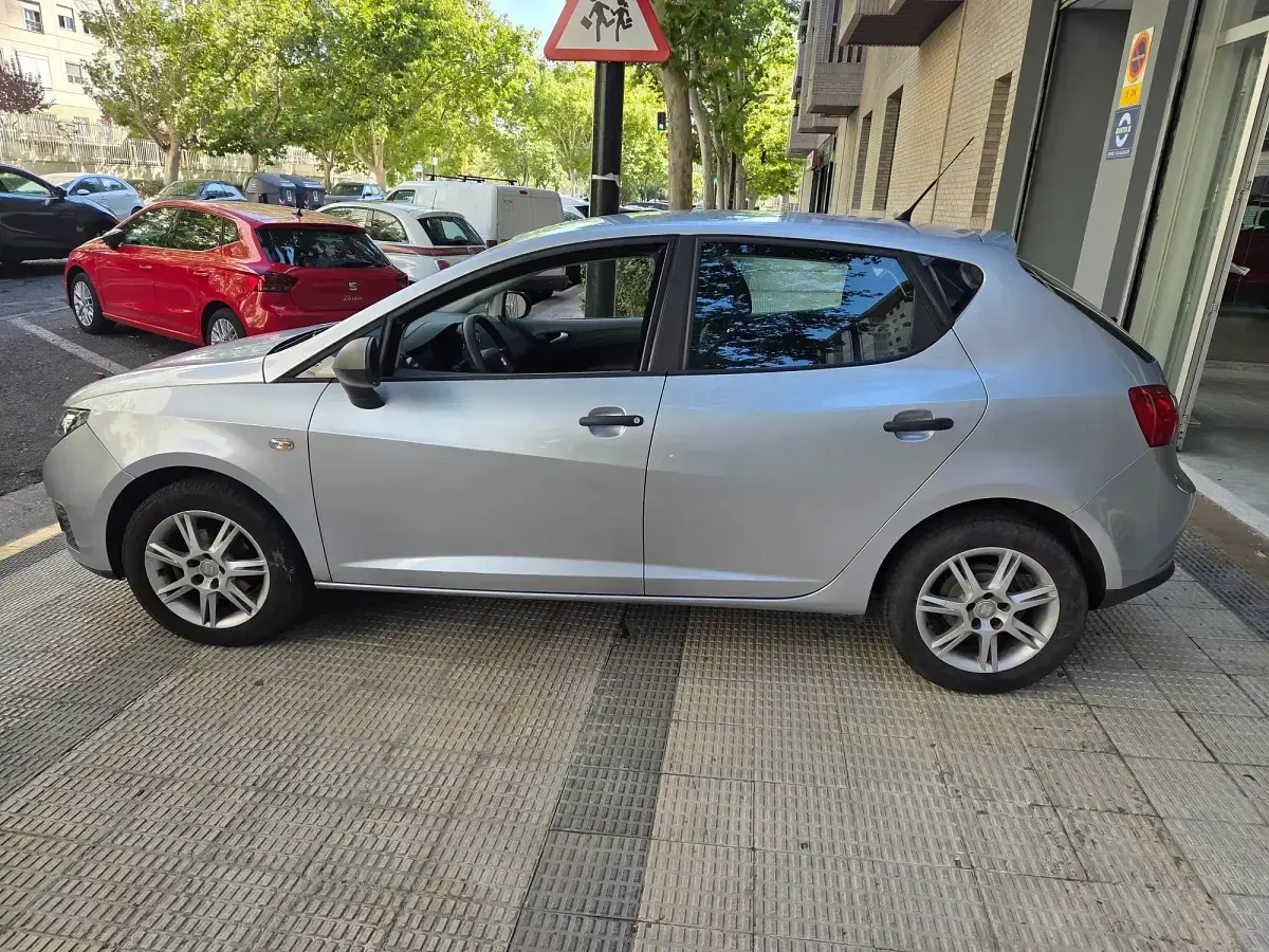 Usado Seat Ibiza Reference 86 CV (63 kW) 2011 Plateado Utilitario