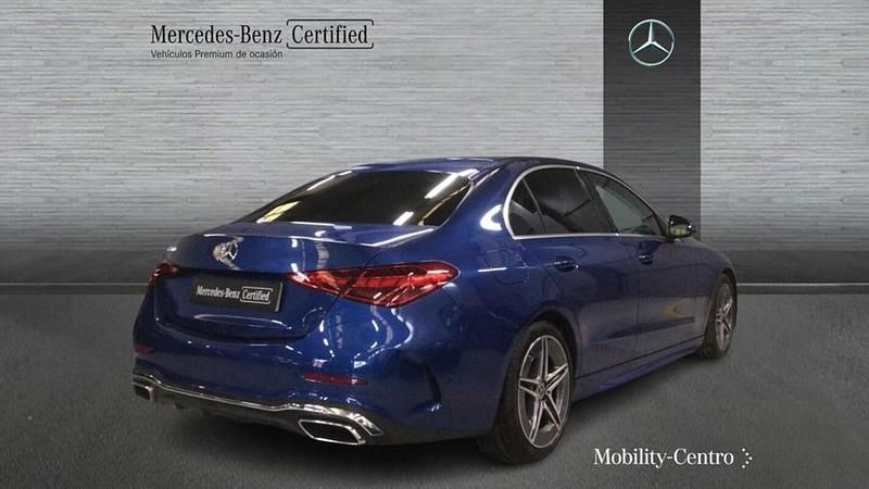 Usado Mercedes C200 AMG line 204 CV (150 kW) 2022 Spektral blue  metallic paint Berlina