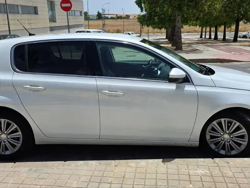 Usado Peugeot 308 Allure 100 CV (73 kW) 2020 Blanco Berlina