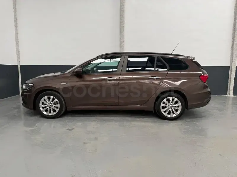 Usado Fiat Tipo Lounge 95 CV (69 kW) 2017 Marrón Familiar