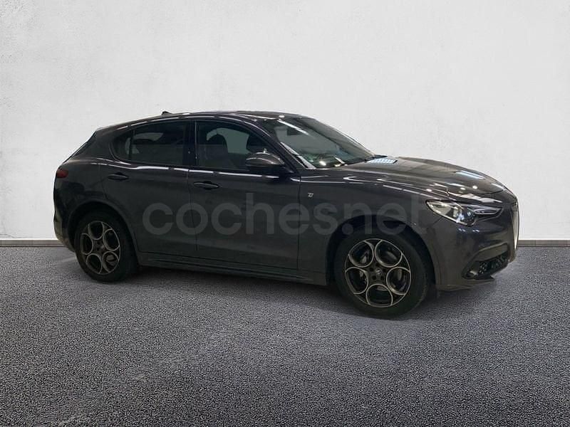 Usado Alfa Romeo Stelvio Ti 210 CV (154 kW) 2022 Gris / plata SUV