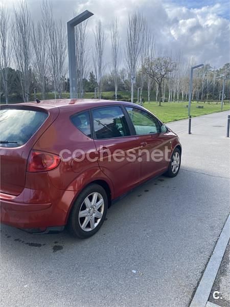 Usado Seat Altea 105 CV (77 kW) 2006 Granate Monovolumen