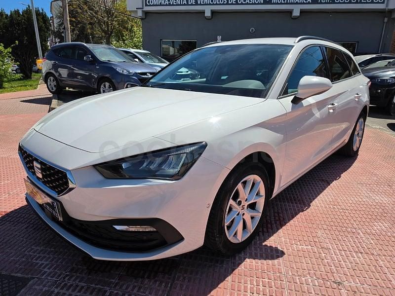 Usado Seat Leon Style 110 CV (80 kW) 2023 Blanco Familiar
