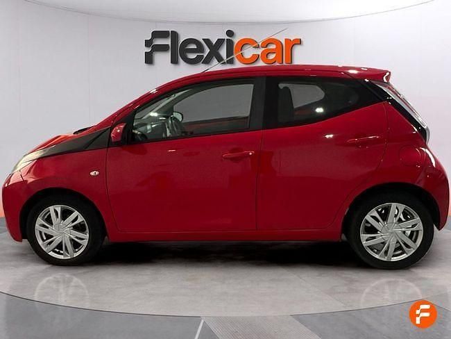 Usado Toyota Aygo X-play 69 CV (50 kW) 2016 Rojo Utilitario