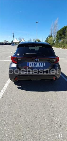 Usado Toyota Yaris Hybrid Plus 116 CV (85 kW) 2021 Gris / plata Berlina