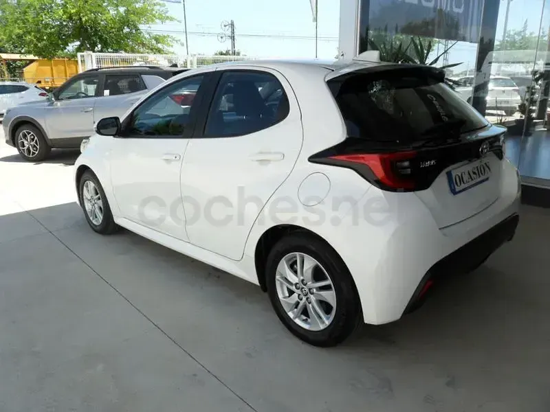 Usado Toyota Yaris Hybrid Active 116 CV (85 kW) 2022 Blanco Berlina