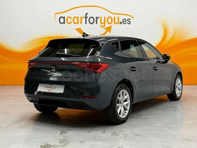 Usado Seat Leon Style 116 CV (85 kW) 2021 Gris / plata Berlina