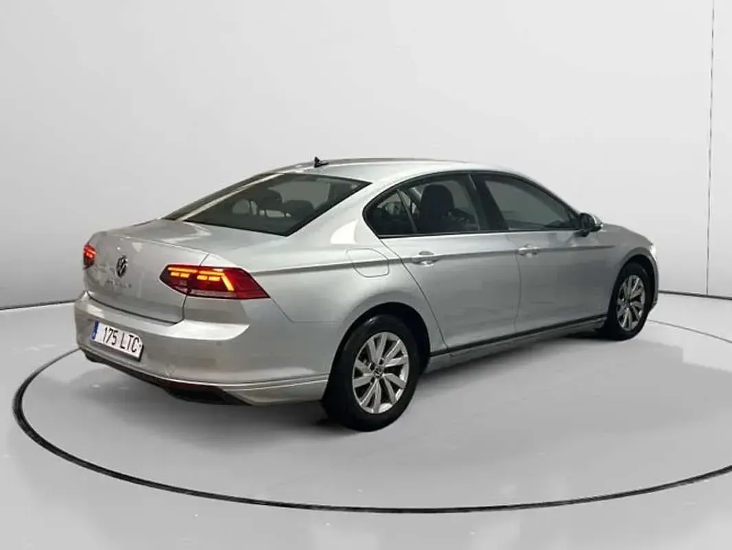 Usado VW Passat Business 150 CV (110 kW) 2021 Gris Berlina
