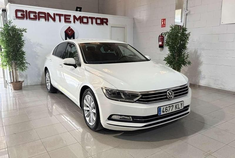 Blanco Usado 2018 VW Passat Advance Berlina | 15.300 € (Precio justo) - Imagen 1/4