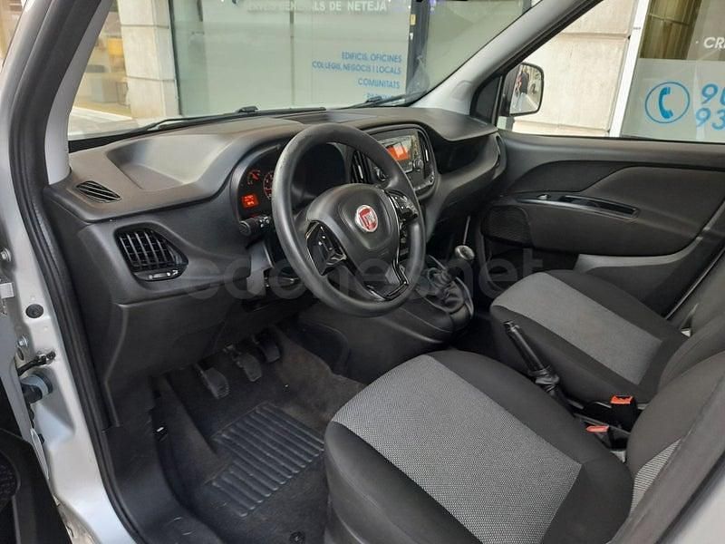 Usado Fiat Doblò Easy 95 CV (69 kW) 2019 Gris / plata Monovolumen