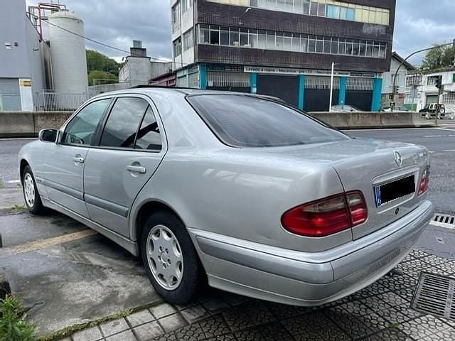 Usado Mercedes E220 Elegance 143 CV (105 kW) 2000 Gris / plata Berlina