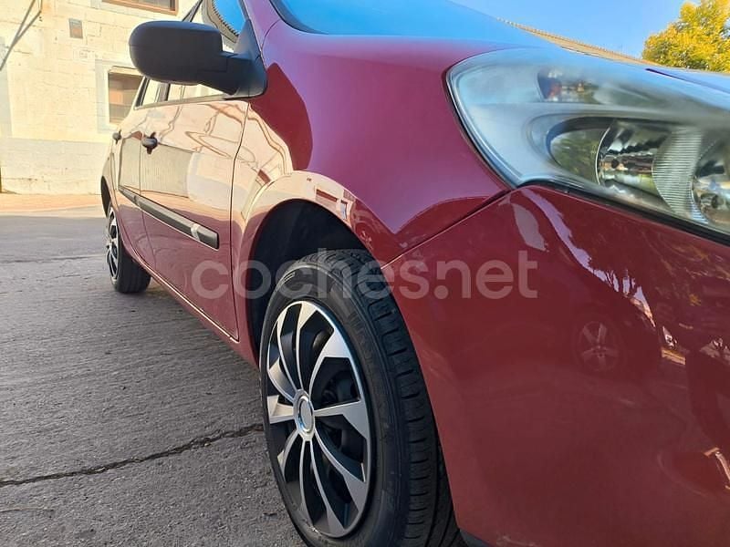 Usado Renault Clio IV Authentique 75 CV (55 kW) 2013 Rojo Berlina