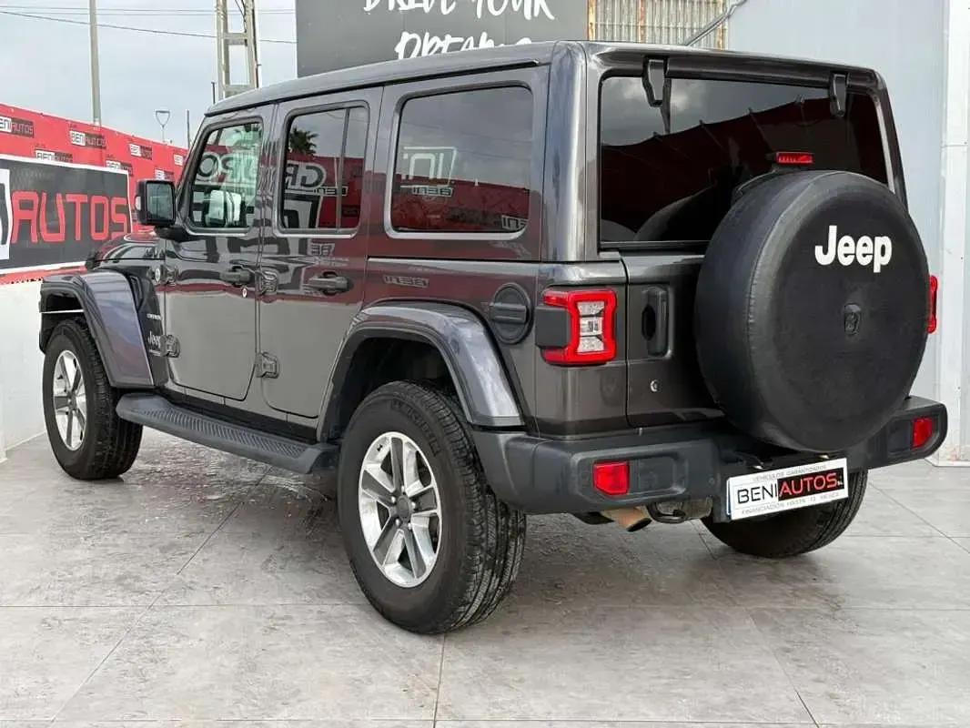 Usado Jeep Wrangler Unlimited Sahara 200 CV (147 kW) 2020 Gris SUV