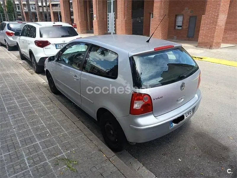 Usado VW Polo Trendline 75 CV (55 kW) 2004 Gris / plata Utilitario