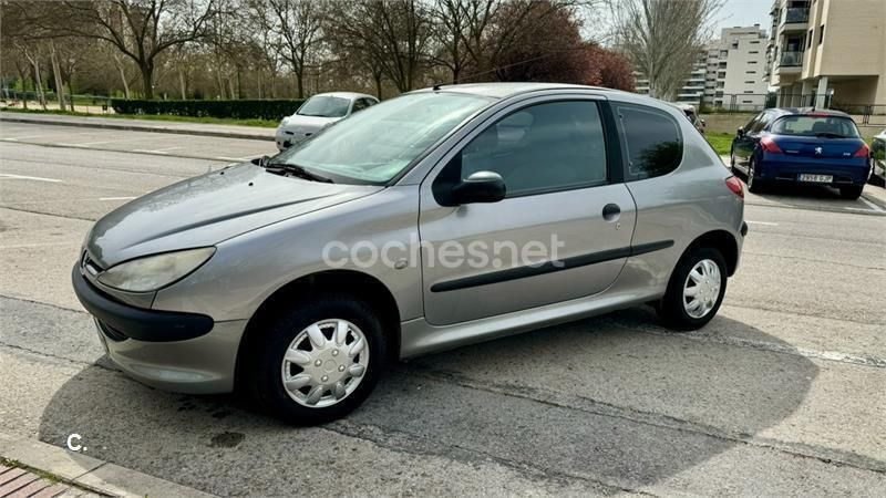 Gris / plata Usado 2000 Peugeot 206 Berlina | 1600 € (Buen precio) - Imagen 1/4
