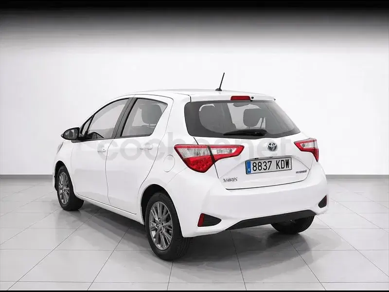 Usado Toyota Yaris Hybrid Active 100 CV (73 kW) 2017 Blanco Berlina