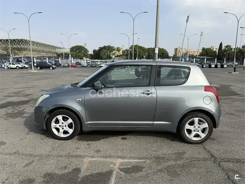 Usado Suzuki Swift GLX 92 CV (67 kW) 2006 Gris / plata Utilitario