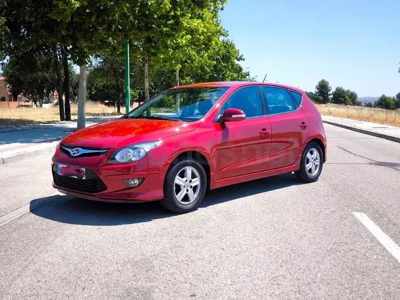Usado Hyundai i30 Comfort 109 CV (80 kW) 2011 Granate Berlina