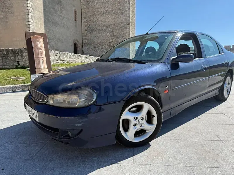 Usado Ford Mondeo RS 170 CV (125 kW) 1999 Azul Berlina