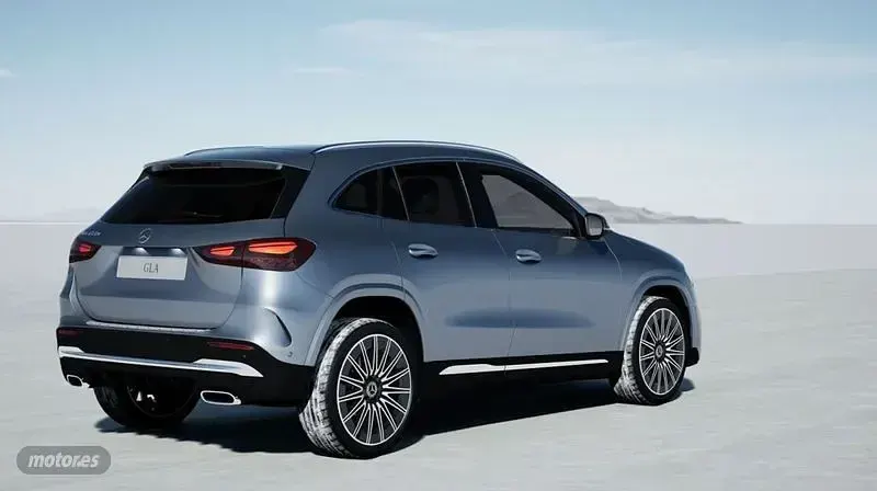 Usado Mercedes GLA250 AMG line 163 CV (119 kW) 2024 Gris / plateado SUV