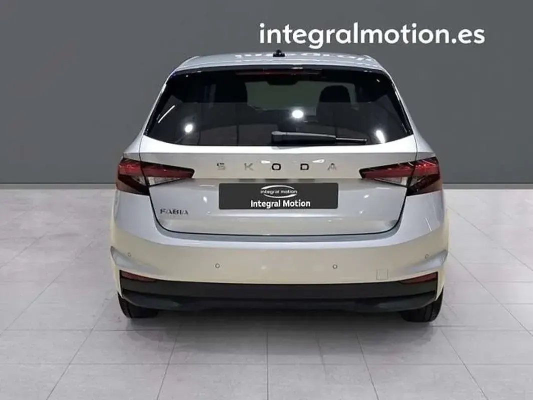 Usado Skoda Fabia Selection 95 CV (69 kW) 2025 Blanco Utilitario