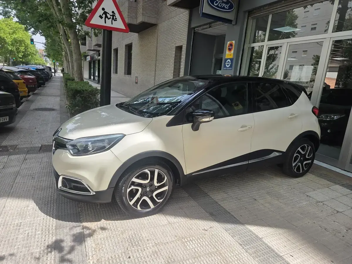 Usado Renault Captur Zen 120 CV (88 kW) 2014 Beige SUV