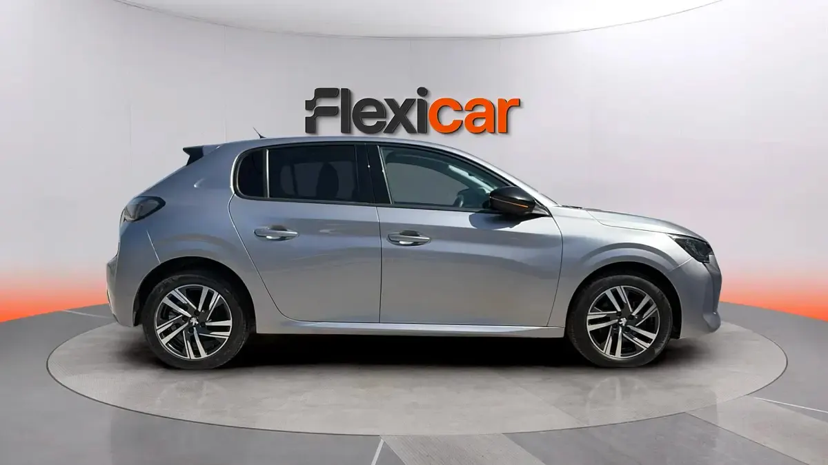 Usado Peugeot 208 Allure 101 CV (74 kW) 2023 Gris Utilitario