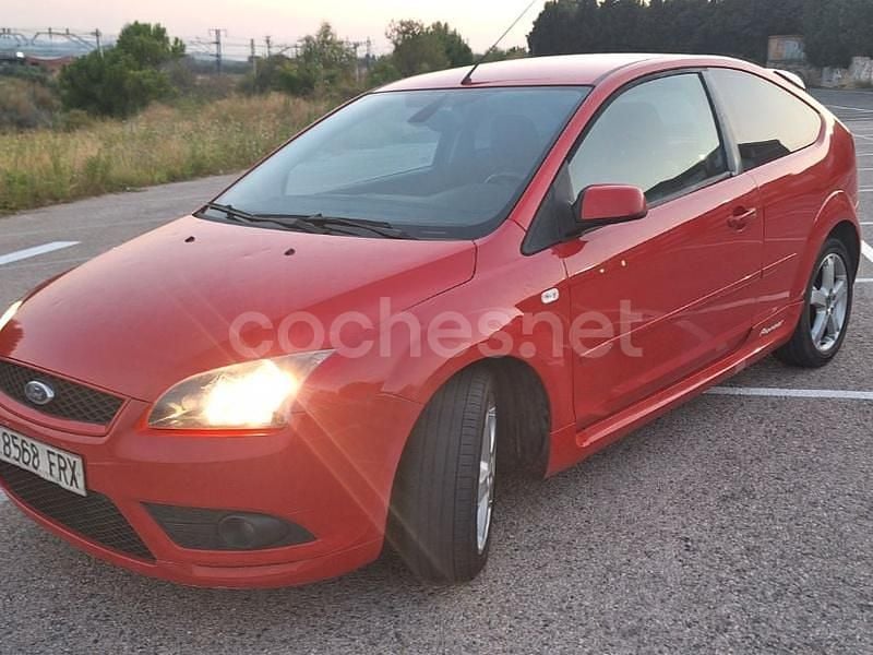 Rojo Usado 2007 Ford Focus Sport Berlina | 3900 € (Precio justo) - Imagen 1/4
