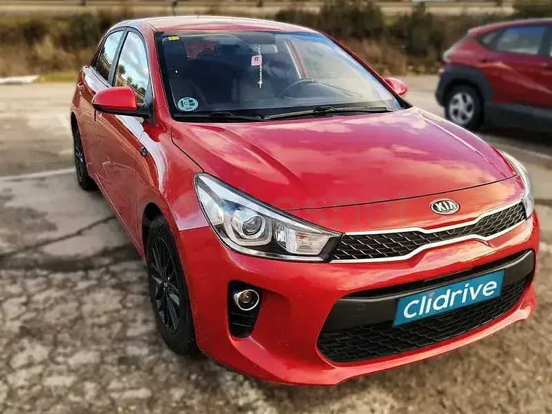 Usado Kia Rio 84 CV (61 kW) 2020 Rojo Berlina