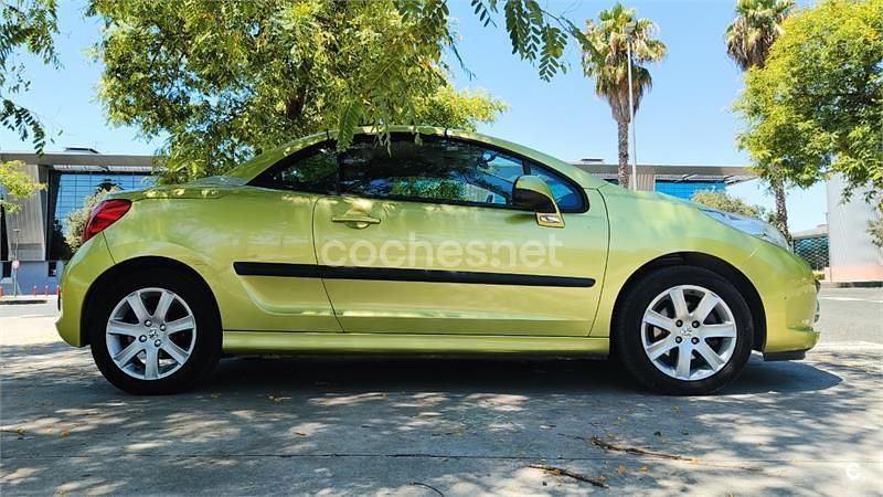 Usado Peugeot 207 CC 120 CV (88 kW) 2007 Verde Descapotable
