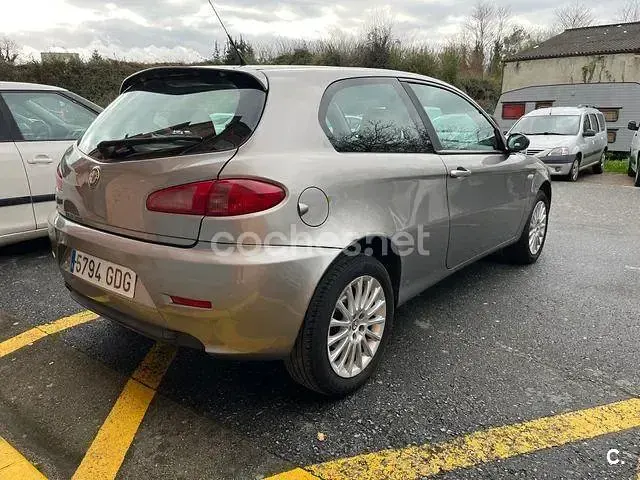 Usado Alfa Romeo 147 Distinctive 105 CV (77 kW) 2008 Gris / plata Utilitario
