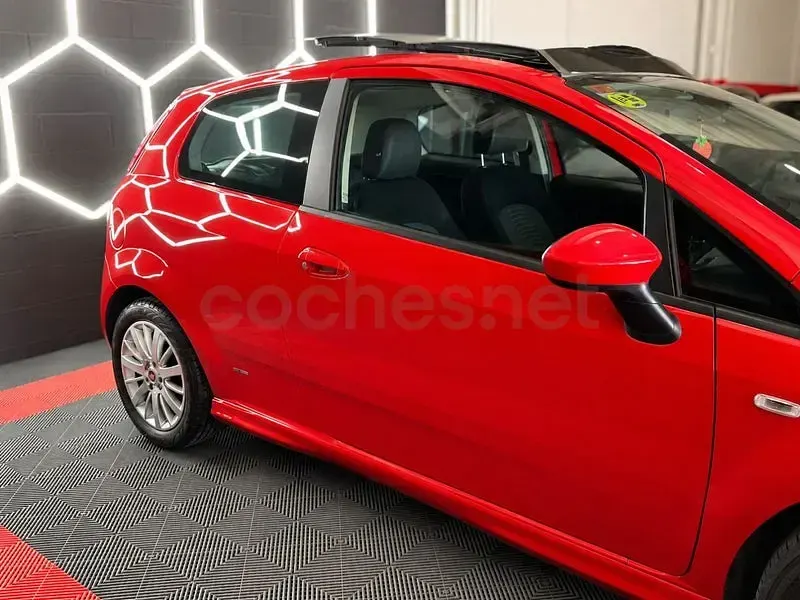 Usado Fiat Grande Punto Dynamic 90 CV (66 kW) 2007 Rojo Utilitario