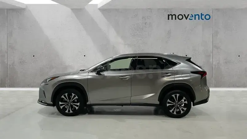 Usado Lexus NX300h 197 CV (144 kW) 2021 Gris / plata SUV