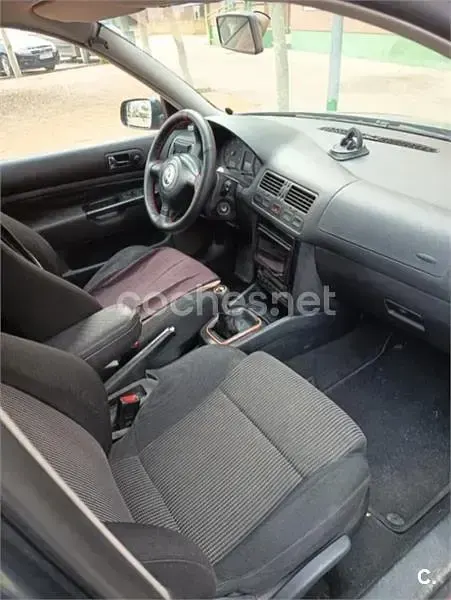 Usado VW Golf IV Highline 115 CV (84 kW) 2002 Gris / plata Berlina