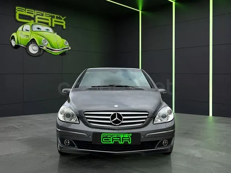 Usado Mercedes B180 109 CV (80 kW) 2008 Gris / plata Monovolumen