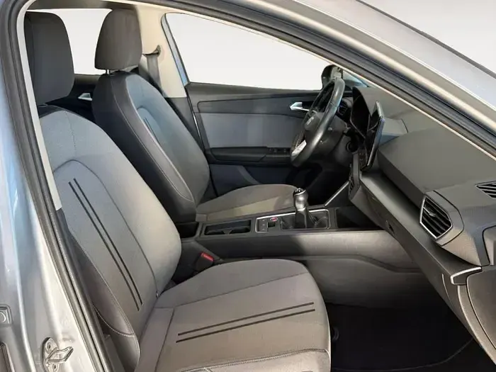 Usado Seat Leon Style 115 CV (84 kW) 2023 Gris plata