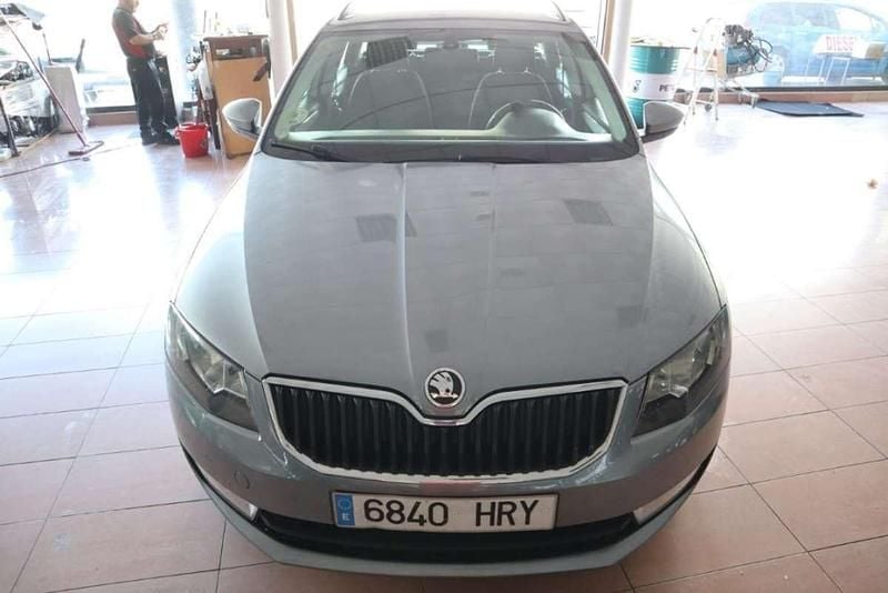 Gris Usado 2014 Skoda Octavia Active Utilitario | 7200 € (Buen precio) - Imagen 1/4