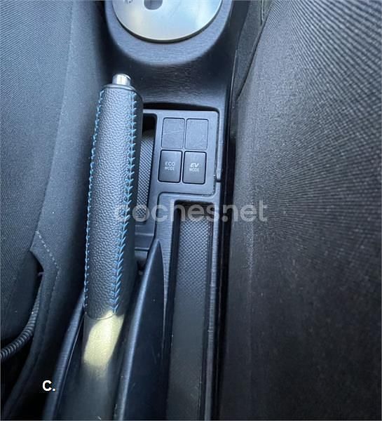 Usado Toyota Yaris Hybrid Active 100 CV (73 kW) 2013 Blanco Berlina