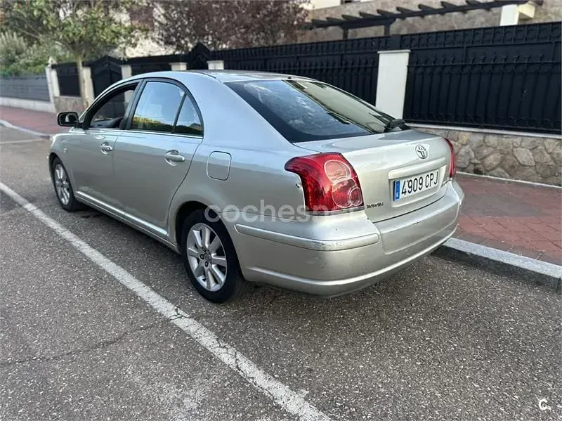 Usado Toyota Avensis Sol 129 CV (94 kW) 2005 Beige Berlina