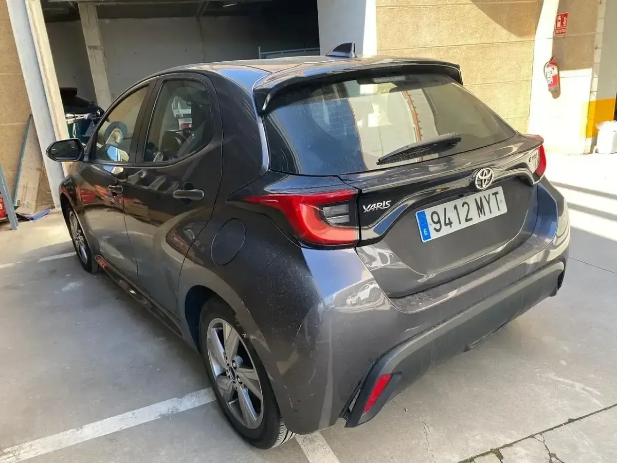 Occasion Toyota Yaris Hybrid Active 116 PK (85 kW) 2025 Grijs Sedan