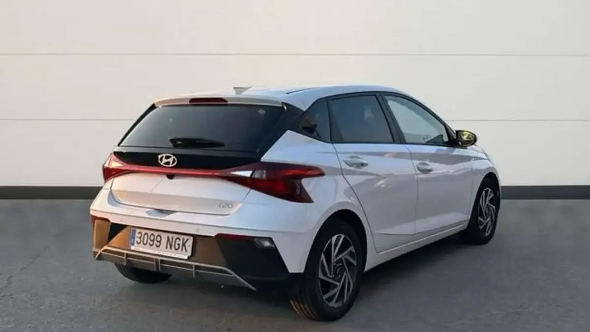 Usado Hyundai i20 80 CV (58 kW) 2025 Blanco Utilitario