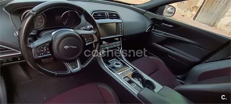 Usado Jaguar XE R-Sport 180 CV (132 kW) 2016 Granate Berlina