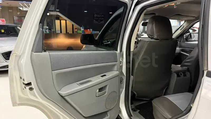 Usado Jeep Grand Cherokee Laredo 218 CV (160 kW) 2007 Gris / plata SUV