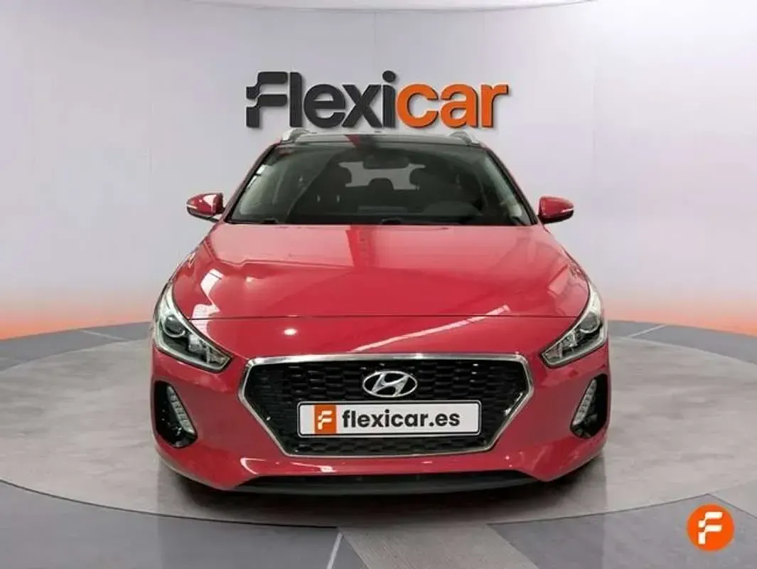 Usado Hyundai i30 110 CV (80 kW) 2017 Rojo Familiar