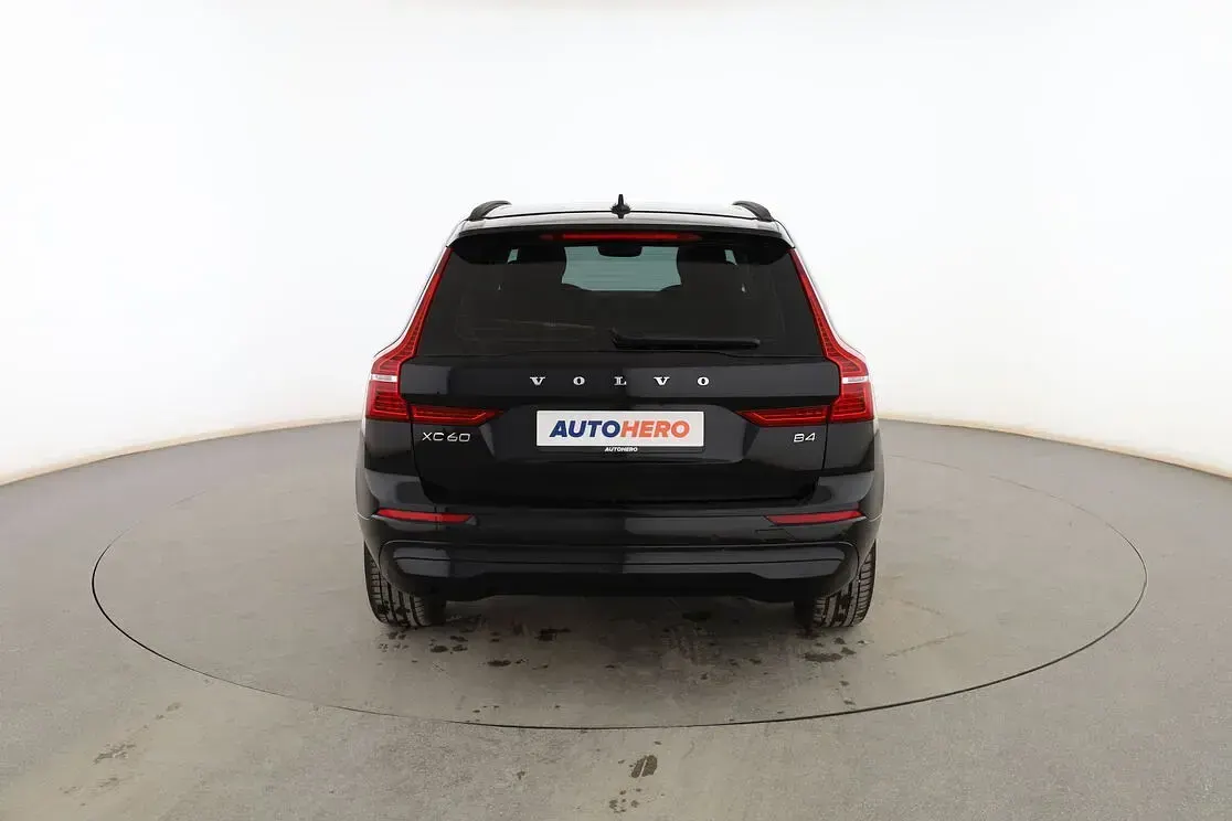 Używany Volvo XC60 Core 197 KM (144 kW) 2024 Czarny SUV