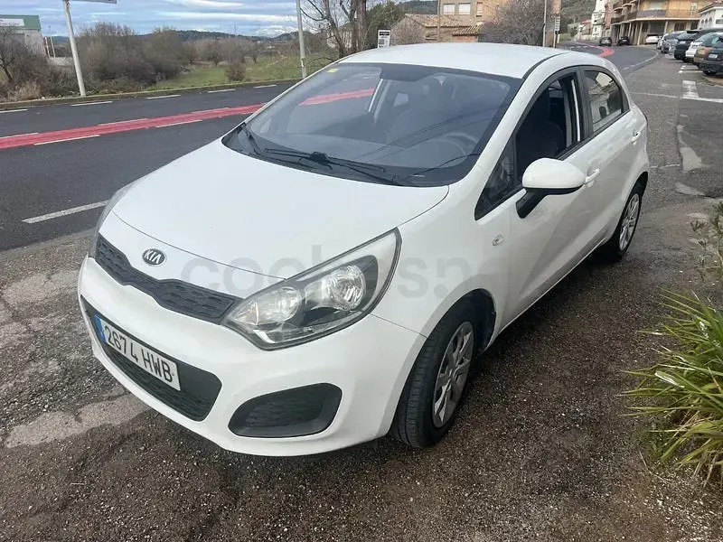 Usado Kia Rio 90 CV (66 kW) 2015 Blanco Berlina