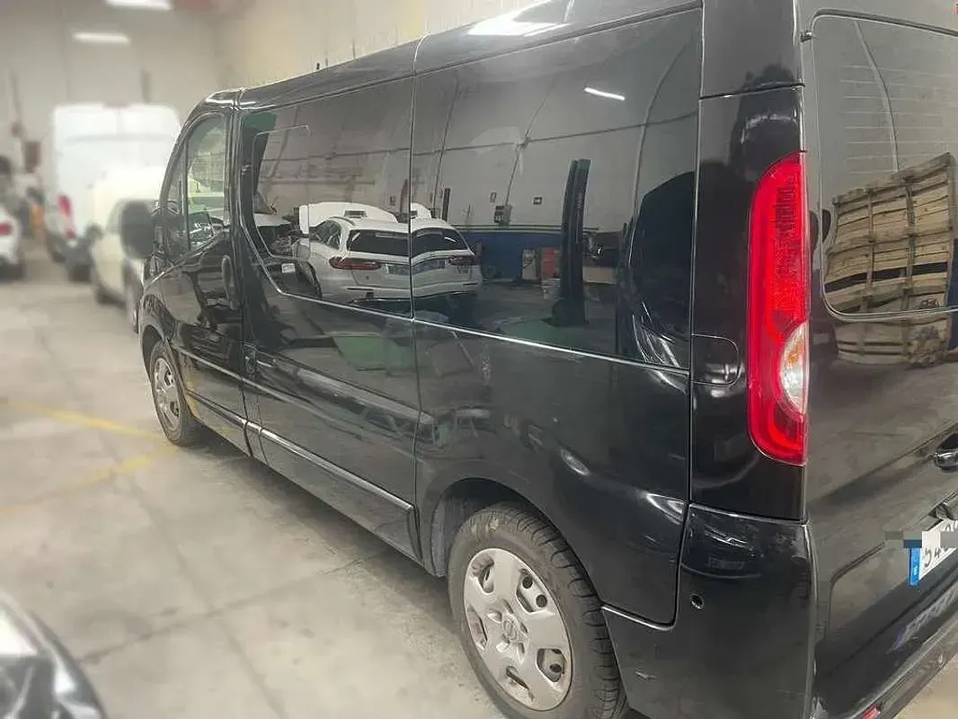 Usado Opel Vivaro 114 CV (83 kW) 2011 Negro Monovolumen