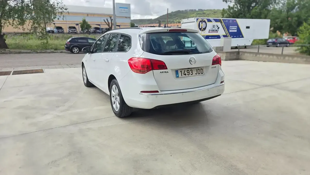 Usado Opel Astra Selective 140 CV (102 kW) 2015 Blanco Familiar